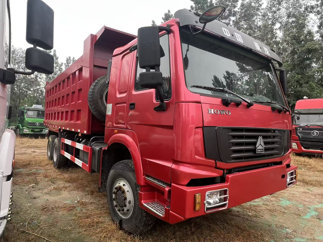 SINOTRUK HOWO - Teherautó: 2 kép. SINOTRUK HOWO - Teherautó: 2 kép.