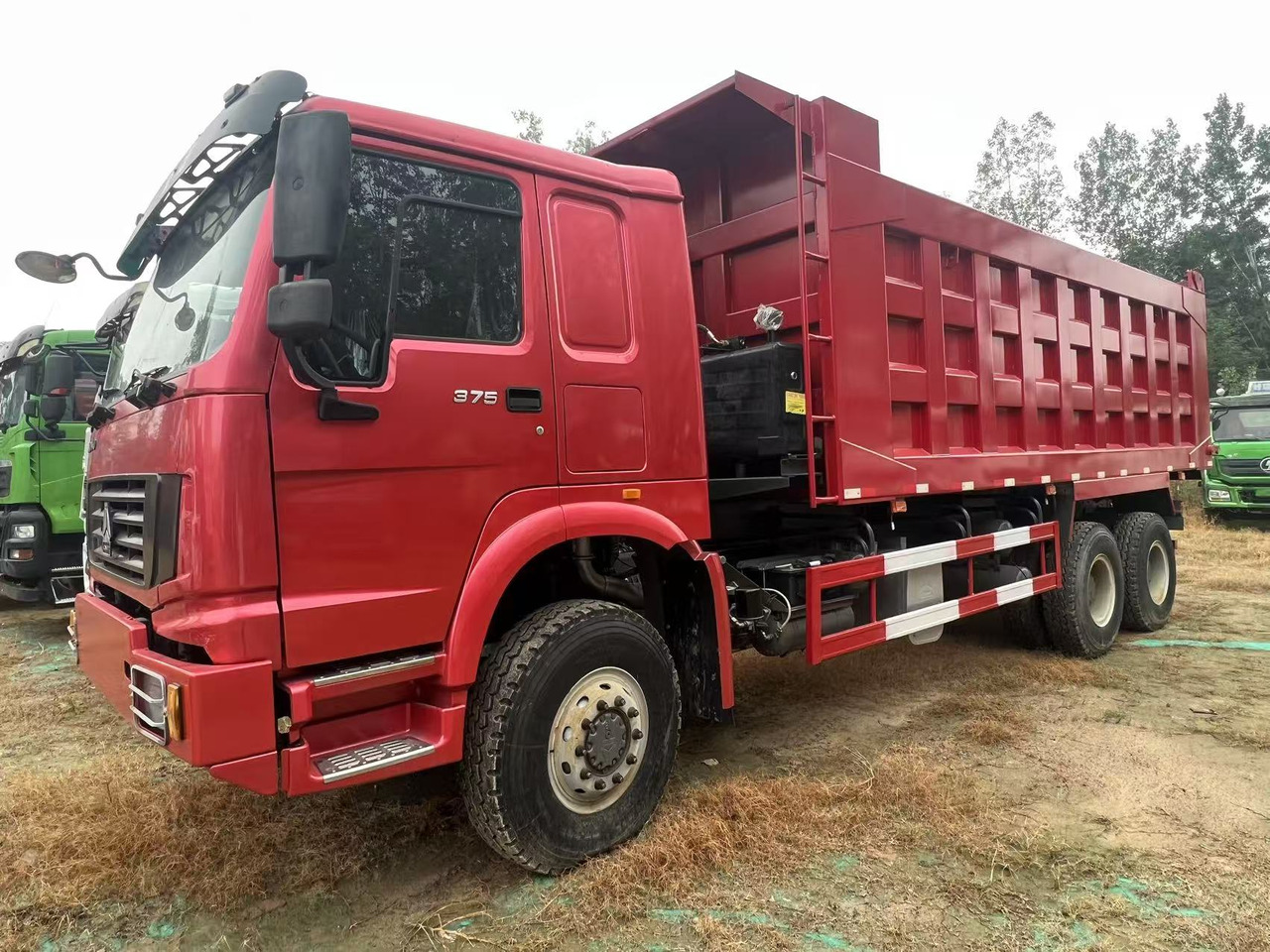 SINOTRUK HOWO - Teherautó: 5 kép. SINOTRUK HOWO - Teherautó: 5 kép.