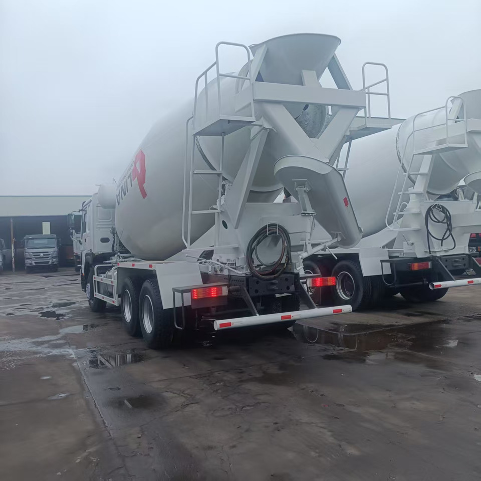 SINOTRUK HOWO - Teherautó: 2 kép. SINOTRUK HOWO - Teherautó: 2 kép.