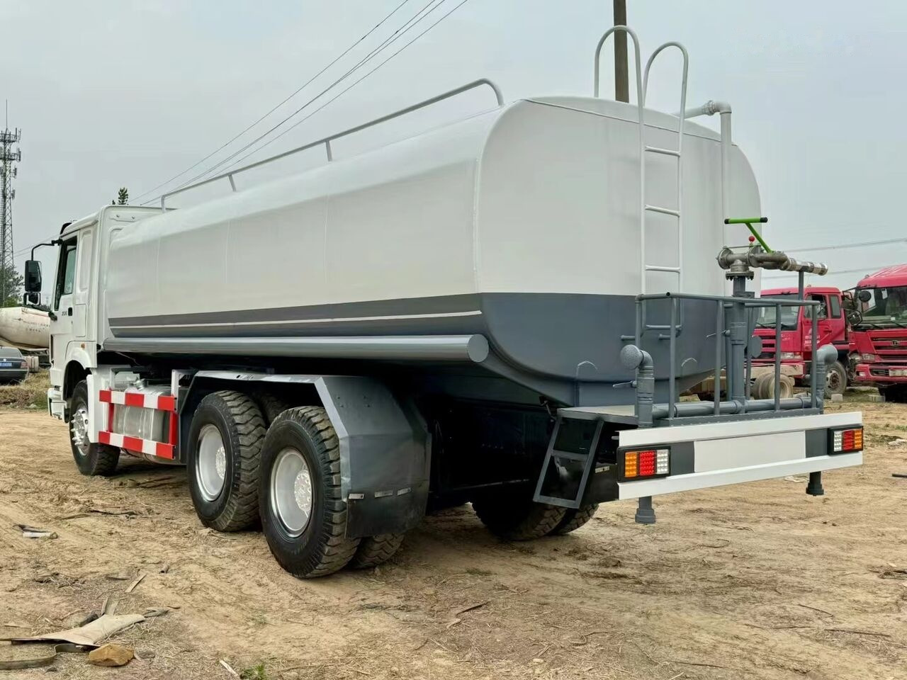 Sinotruk Howo 6*4 20cm³ - Többcélú/ Speciális jármű: 3 kép. Sinotruk Howo 6*4 20cm³ - Többcélú/ Speciális jármű: 3 kép.