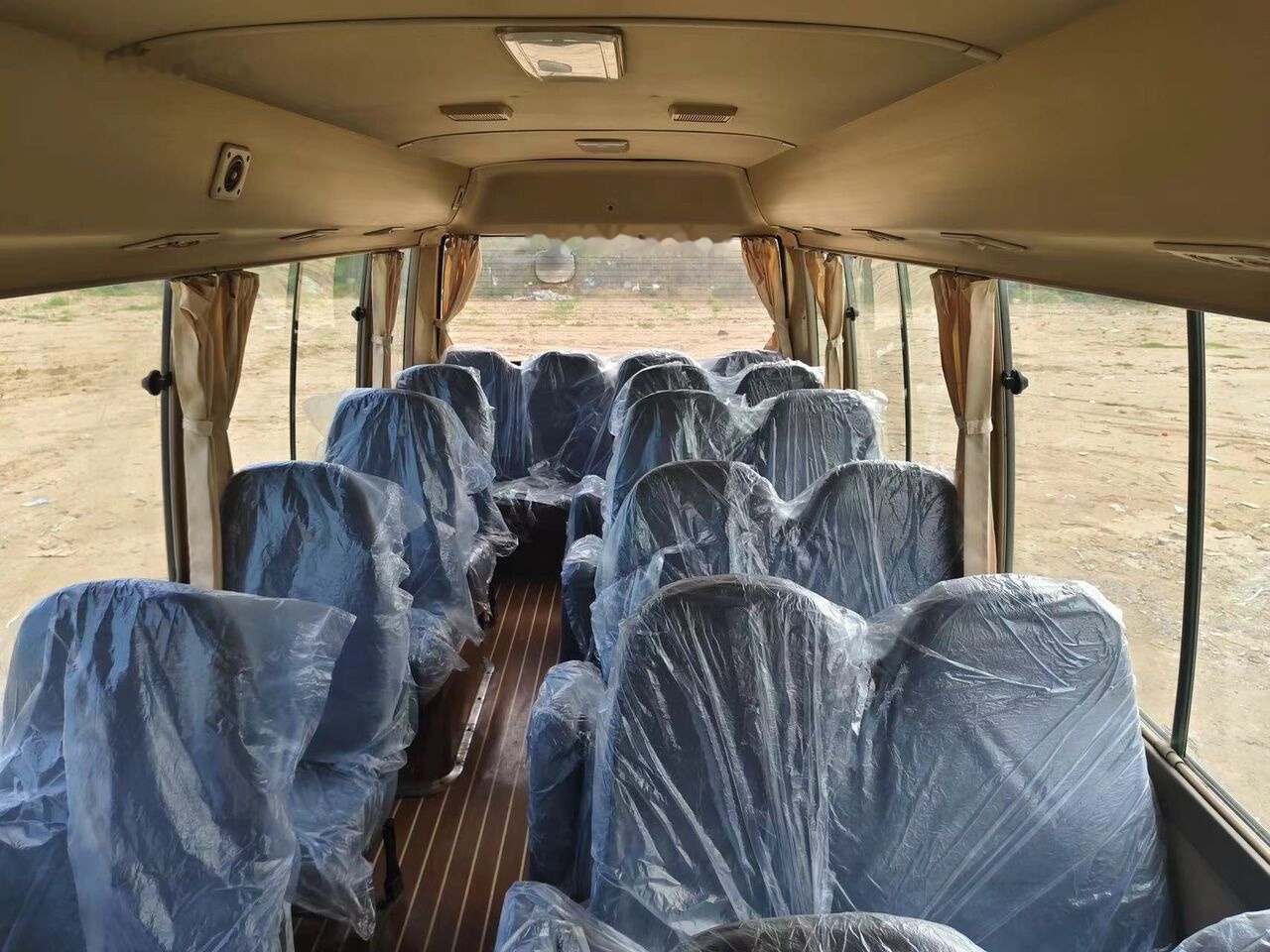Toyota Coaster - Városi busz: 2 kép. Toyota Coaster - Városi busz: 2 kép.