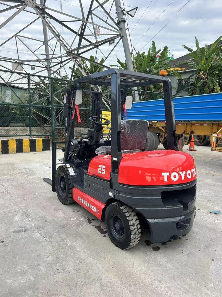 Toyota FD25 - Dízel targonca: 3 kép. Toyota FD25 - Dízel targonca: 3 kép.