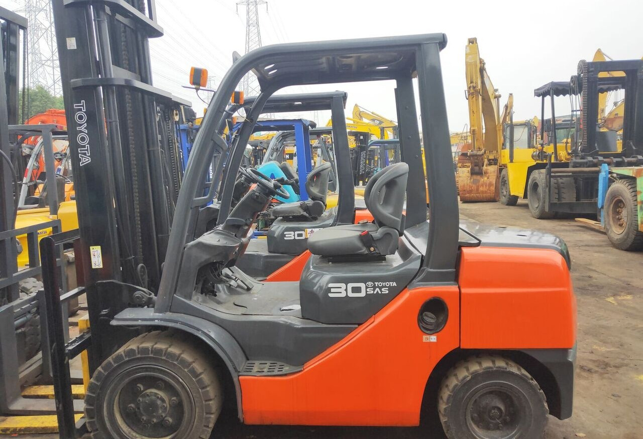 Toyota FD30 - Dízel targonca: 4 kép. Toyota FD30 - Dízel targonca: 4 kép.