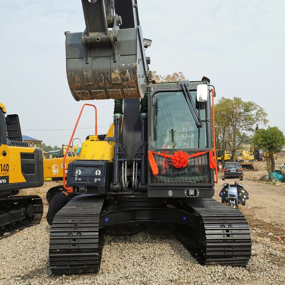 Volvo EC140 - Lánctalpas kotró: 4 kép. Volvo EC140 - Lánctalpas kotró: 4 kép.