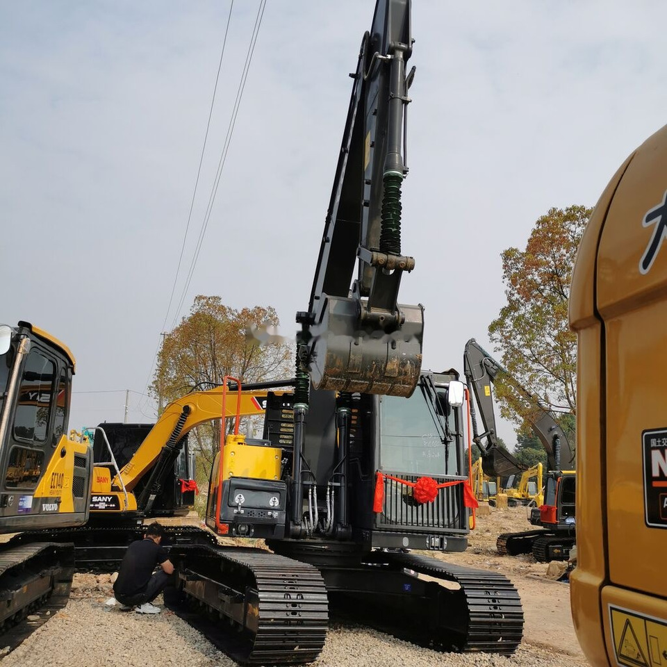 Volvo EC140 - Lánctalpas kotró: 2 kép. Volvo EC140 - Lánctalpas kotró: 2 kép.