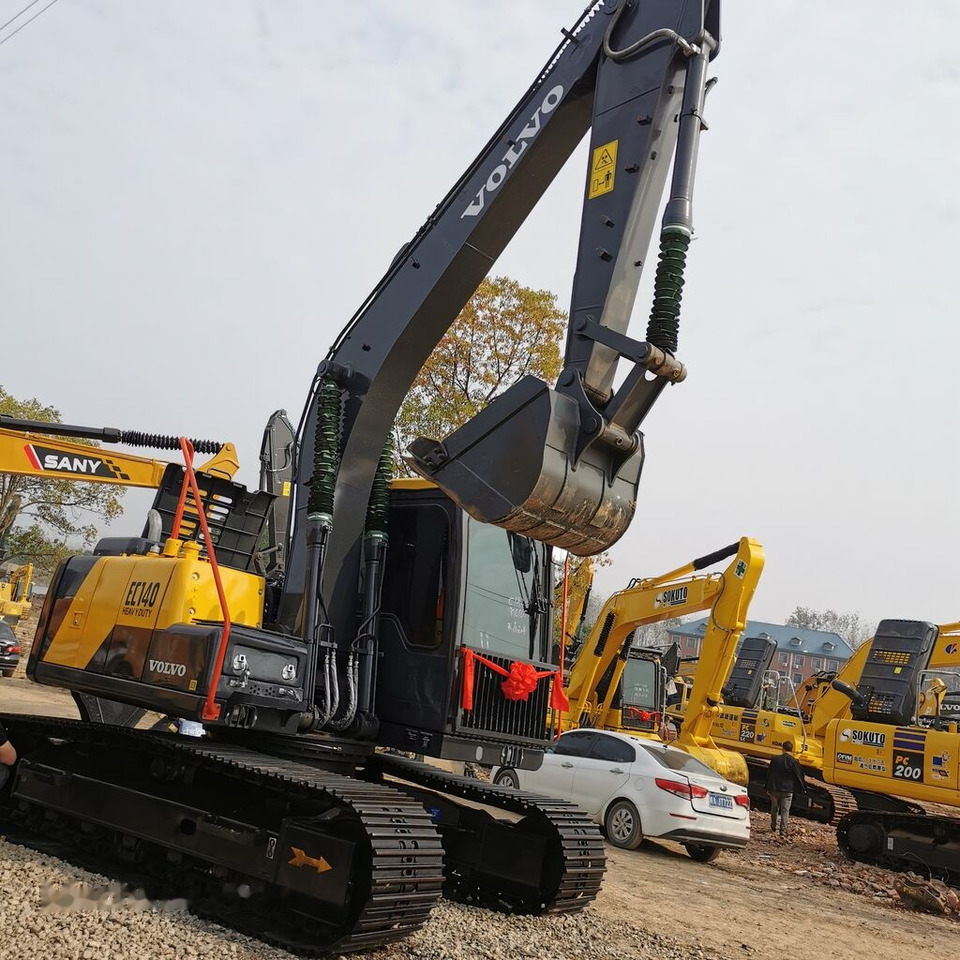 Volvo EC140 - Lánctalpas kotró: 3 kép. Volvo EC140 - Lánctalpas kotró: 3 kép.