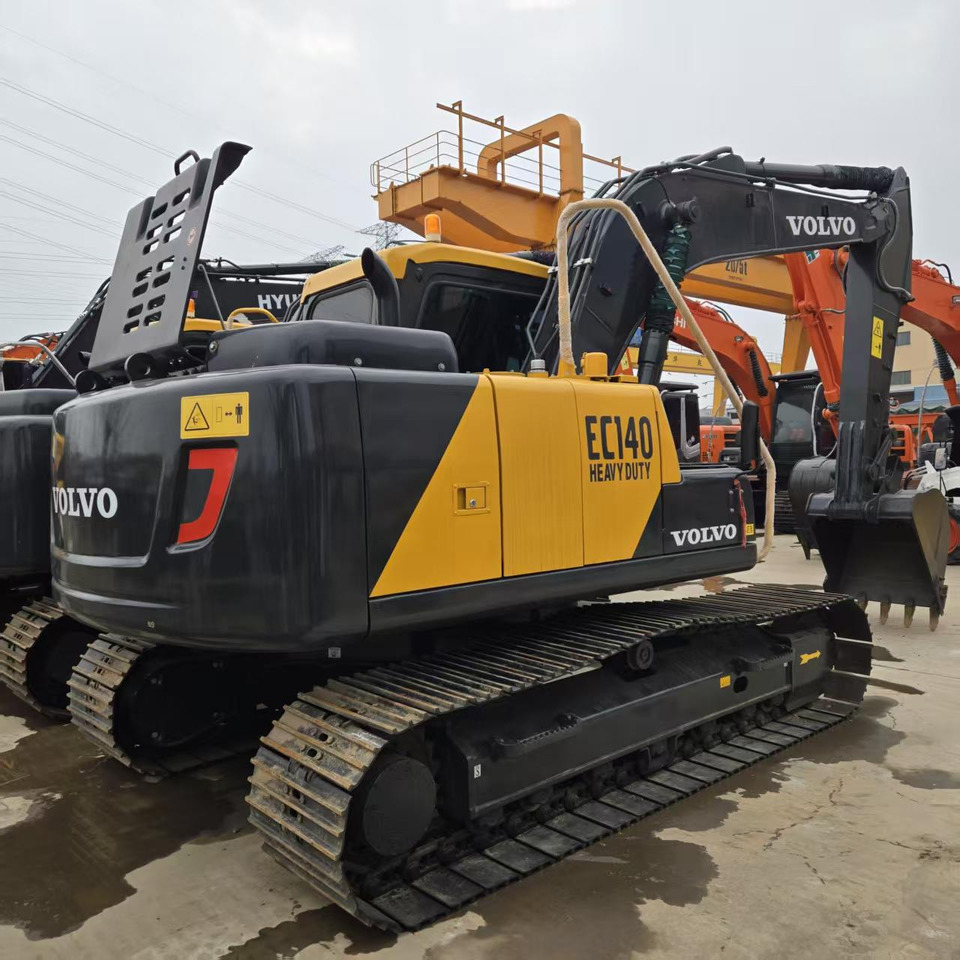 Volvo EC140DL - Lánctalpas kotró: 2 kép. Volvo EC140DL - Lánctalpas kotró: 2 kép.