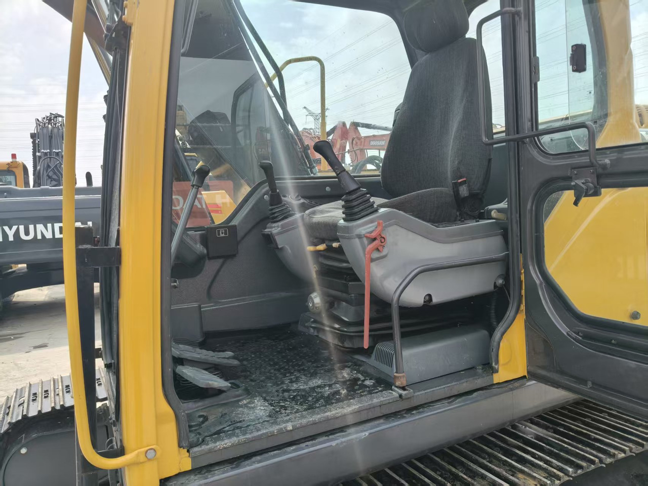 Volvo EC140DL - Lánctalpas kotró: 5 kép. Volvo EC140DL - Lánctalpas kotró: 5 kép.