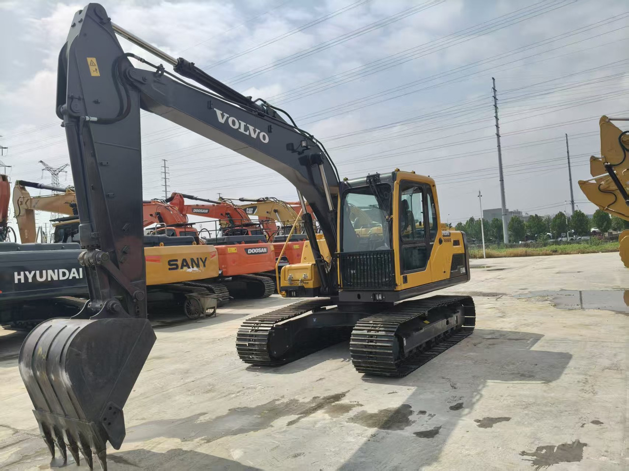 Volvo EC140DL - Lánctalpas kotró: 1 kép. Volvo EC140DL - Lánctalpas kotró: 1 kép.