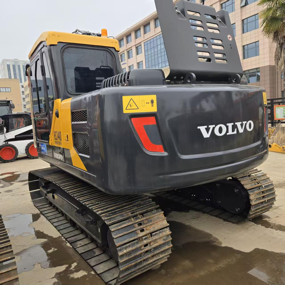 Volvo EC140DL - Lánctalpas kotró: 3 kép. Volvo EC140DL - Lánctalpas kotró: 3 kép.