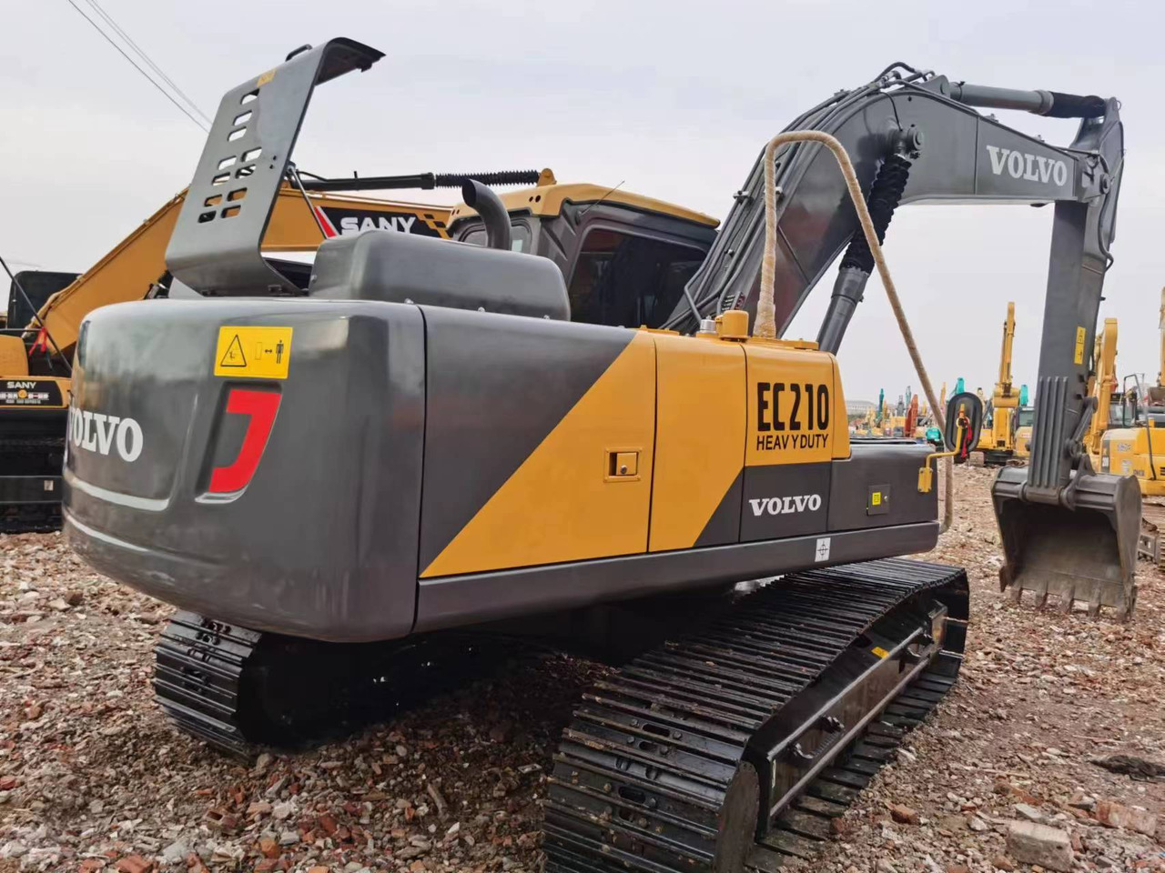 Volvo EC210 - Lánctalpas kotró: 4 kép. Volvo EC210 - Lánctalpas kotró: 4 kép.