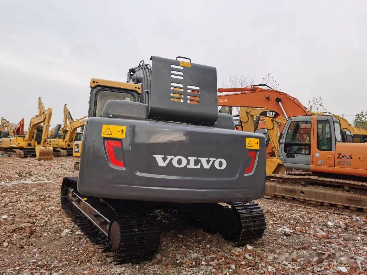 Volvo EC210 - Lánctalpas kotró: 3 kép. Volvo EC210 - Lánctalpas kotró: 3 kép.