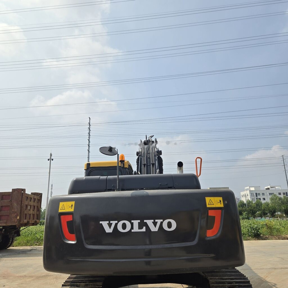 Volvo EC210D - Lánctalpas kotró: 3 kép. Volvo EC210D - Lánctalpas kotró: 3 kép.