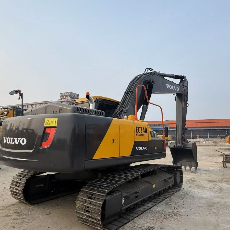 Volvo EC240 - Lánctalpas kotró: 4 kép. Volvo EC240 - Lánctalpas kotró: 4 kép.