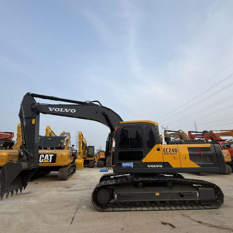 Volvo EC240 - Lánctalpas kotró: 3 kép. Volvo EC240 - Lánctalpas kotró: 3 kép.