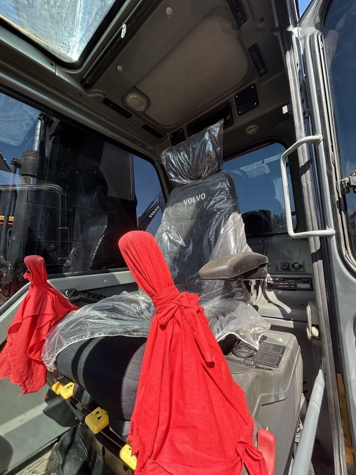 Volvo EC240 - Lánctalpas kotró: 4 kép. Volvo EC240 - Lánctalpas kotró: 4 kép.