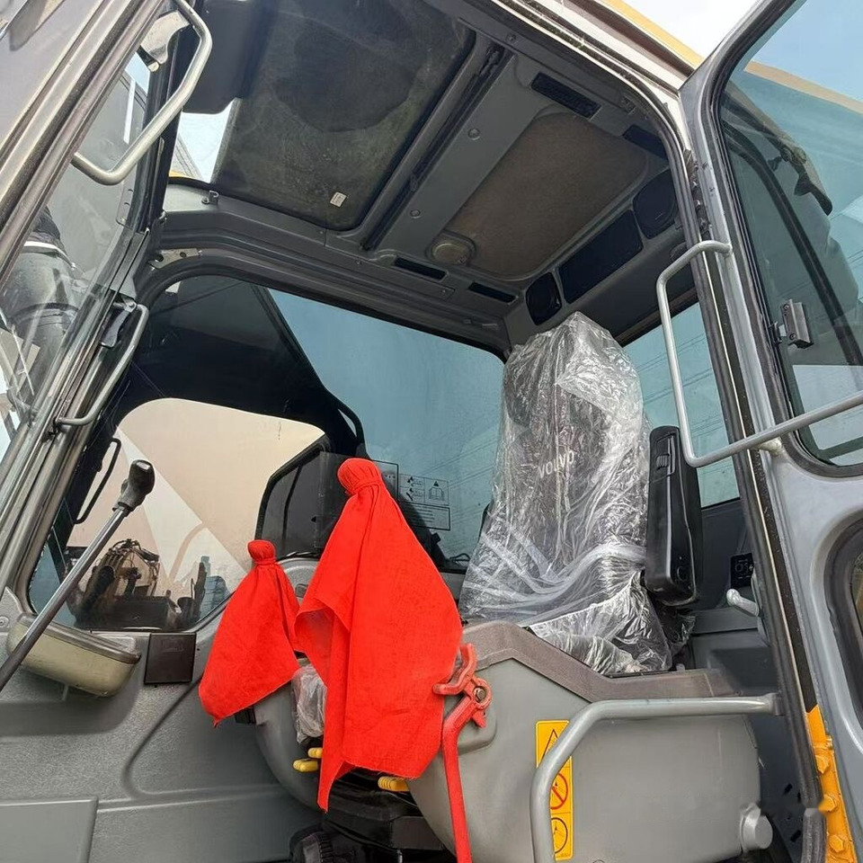 Lánctalpas kotró Volvo EC240: 6 kép.
