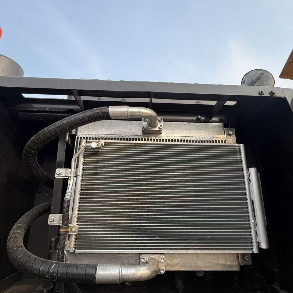Lánctalpas kotró Volvo EC240: 7 kép.