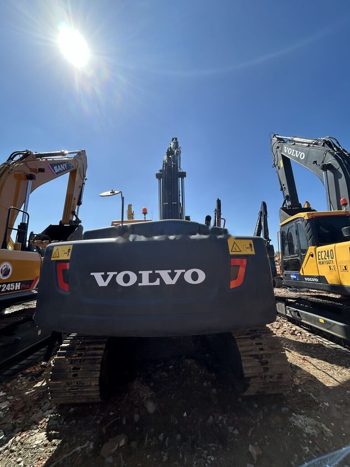 Volvo EC240 - Lánctalpas kotró: 1 kép. Volvo EC240 - Lánctalpas kotró: 1 kép.