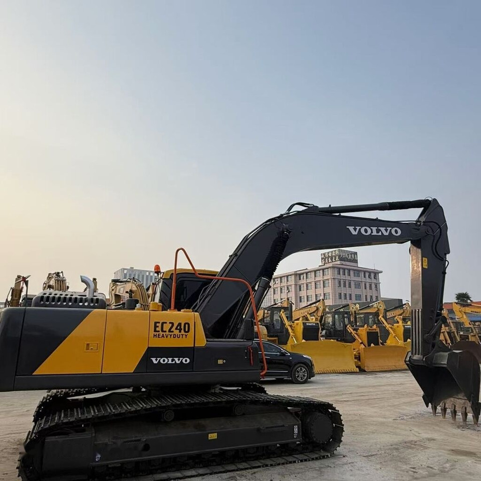 Volvo EC240 - Lánctalpas kotró: 2 kép. Volvo EC240 - Lánctalpas kotró: 2 kép.