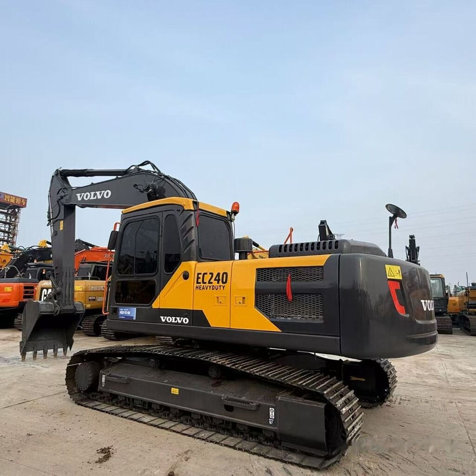 Volvo EC240 - Lánctalpas kotró: 1 kép. Volvo EC240 - Lánctalpas kotró: 1 kép.