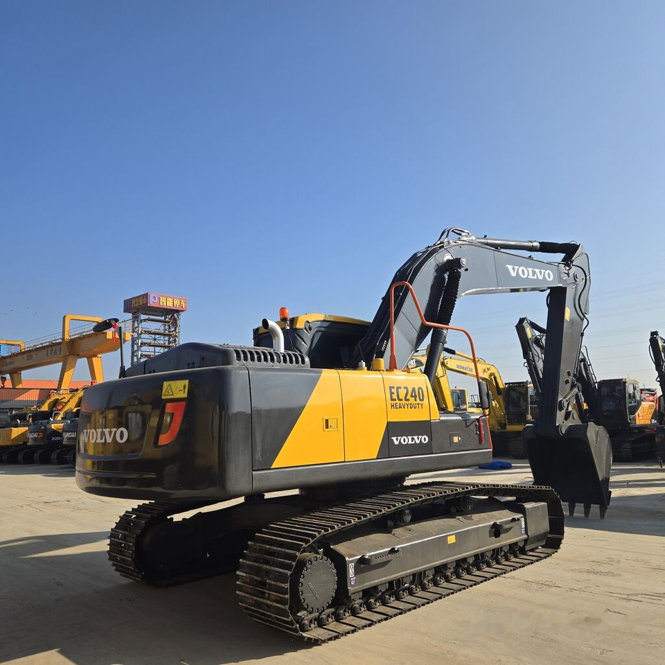 Volvo EC240 - Lánctalpas kotró: 1 kép. Volvo EC240 - Lánctalpas kotró: 1 kép.