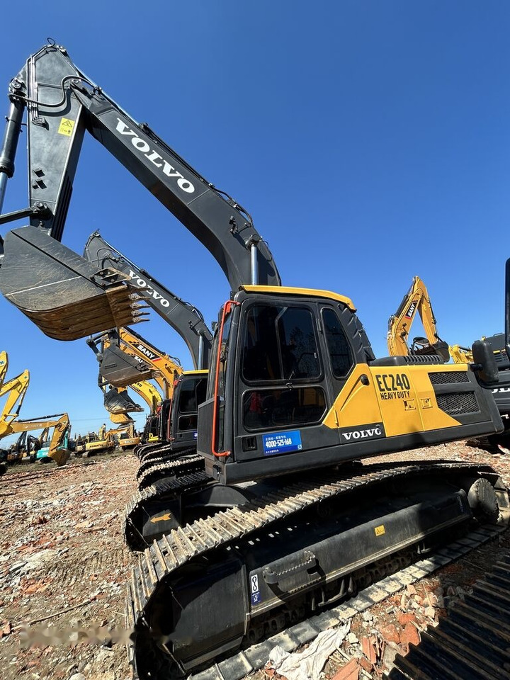 Volvo EC240 - Lánctalpas kotró: 3 kép. Volvo EC240 - Lánctalpas kotró: 3 kép.