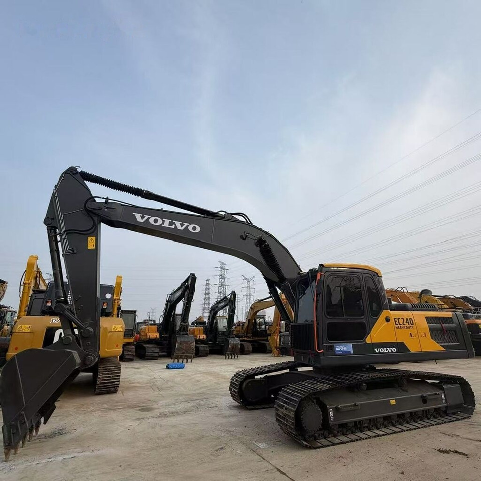 Volvo EC240 - Lánctalpas kotró: 5 kép. Volvo EC240 - Lánctalpas kotró: 5 kép.