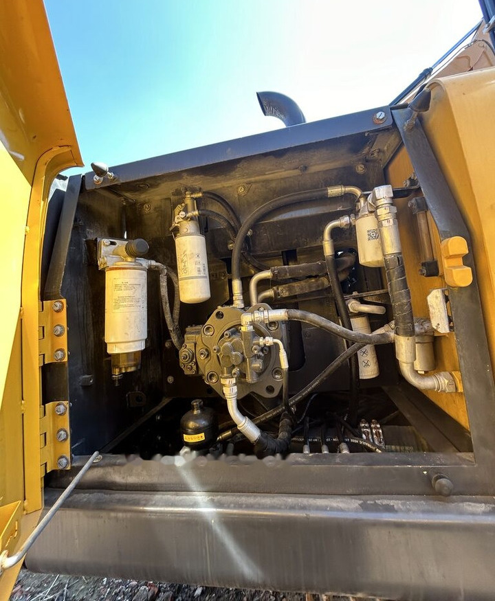Volvo EC240 - Lánctalpas kotró: 5 kép. Volvo EC240 - Lánctalpas kotró: 5 kép.