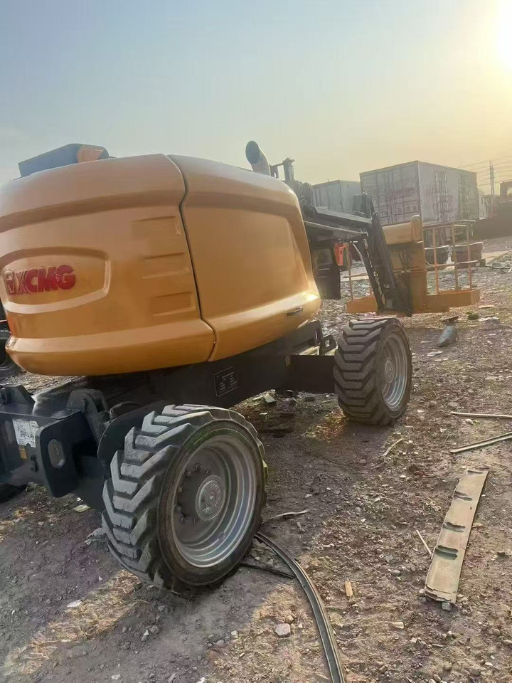 XCMG GTBZ14 aerial platform - Emelőkosaras teherautó: 3 kép. XCMG GTBZ14 aerial platform - Emelőkosaras teherautó: 3 kép.