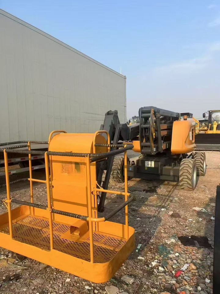 XCMG GTBZ14 aerial platform - Emelőkosaras teherautó: 2 kép. XCMG GTBZ14 aerial platform - Emelőkosaras teherautó: 2 kép.