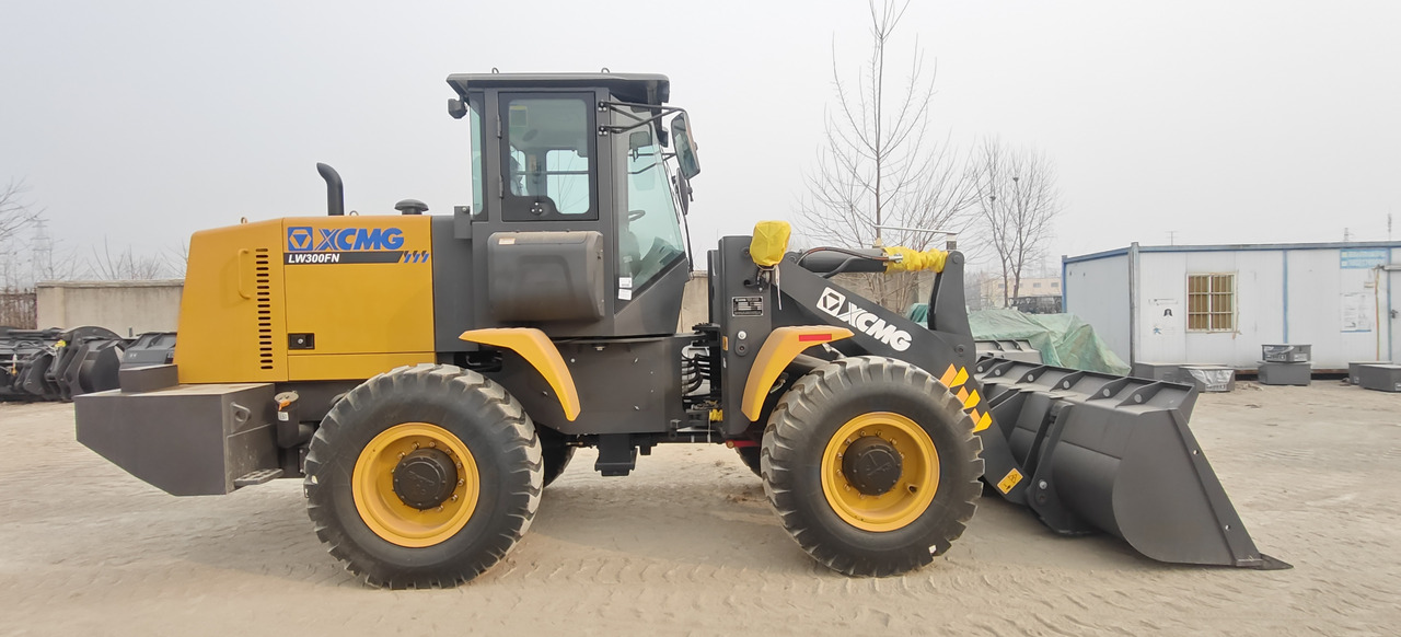 XCMG LW300FN - Gumikerekes homlokrakodó: 2 kép. XCMG LW300FN - Gumikerekes homlokrakodó: 2 kép.
