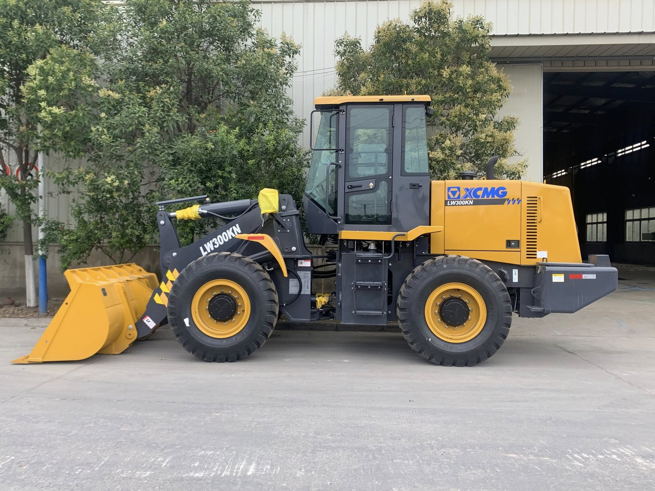 XCMG LW300KN - Gumikerekes homlokrakodó: 3 kép. XCMG LW300KN - Gumikerekes homlokrakodó: 3 kép.