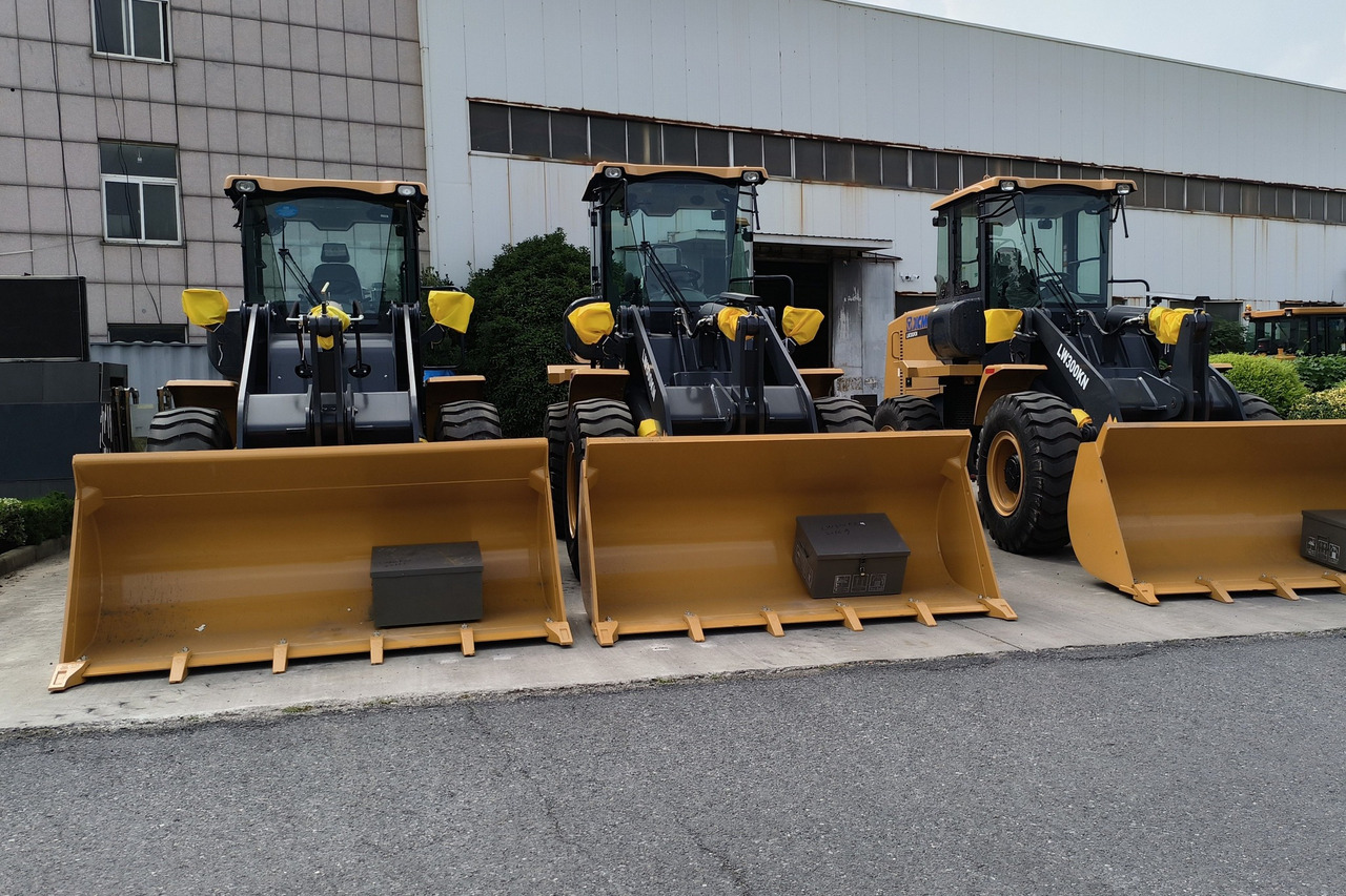 XCMG LW300KN - Gumikerekes homlokrakodó: 4 kép. XCMG LW300KN - Gumikerekes homlokrakodó: 4 kép.