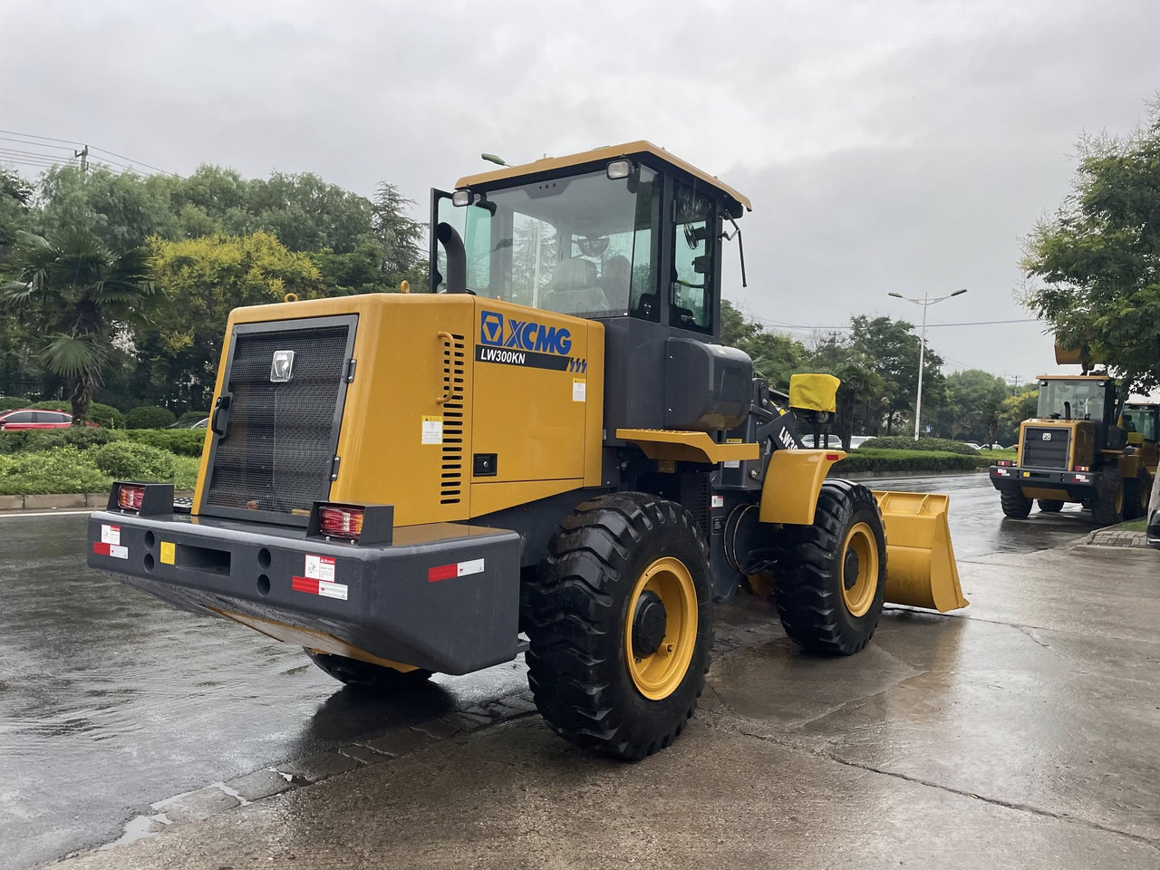 XCMG LW300KN - Gumikerekes homlokrakodó: 2 kép. XCMG LW300KN - Gumikerekes homlokrakodó: 2 kép.