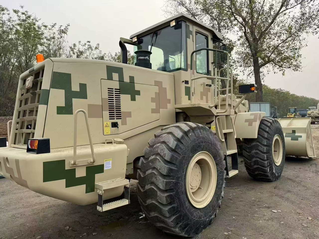 XCMG LW500KL - Gumikerekes homlokrakodó: 1 kép. XCMG LW500KL - Gumikerekes homlokrakodó: 1 kép.
