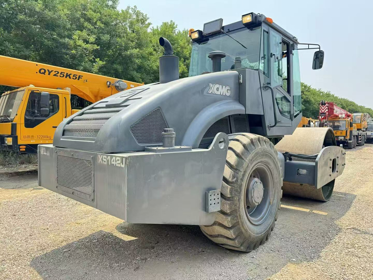 XCMG XS142J - Úthenger: 2 kép. XCMG XS142J - Úthenger: 2 kép.