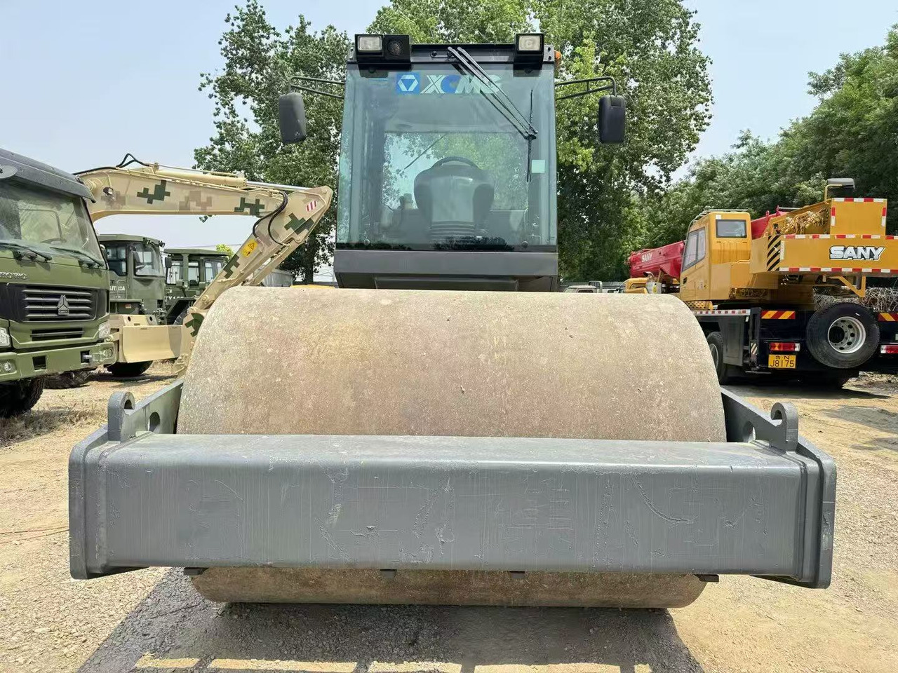 XCMG XS142J - Úthenger: 4 kép. XCMG XS142J - Úthenger: 4 kép.