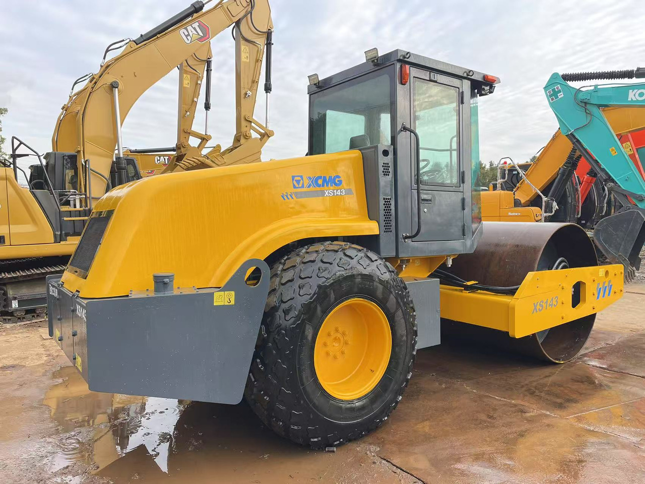 XCMG XS143 - Talajtömörítő: 4 kép. XCMG XS143 - Talajtömörítő: 4 kép.