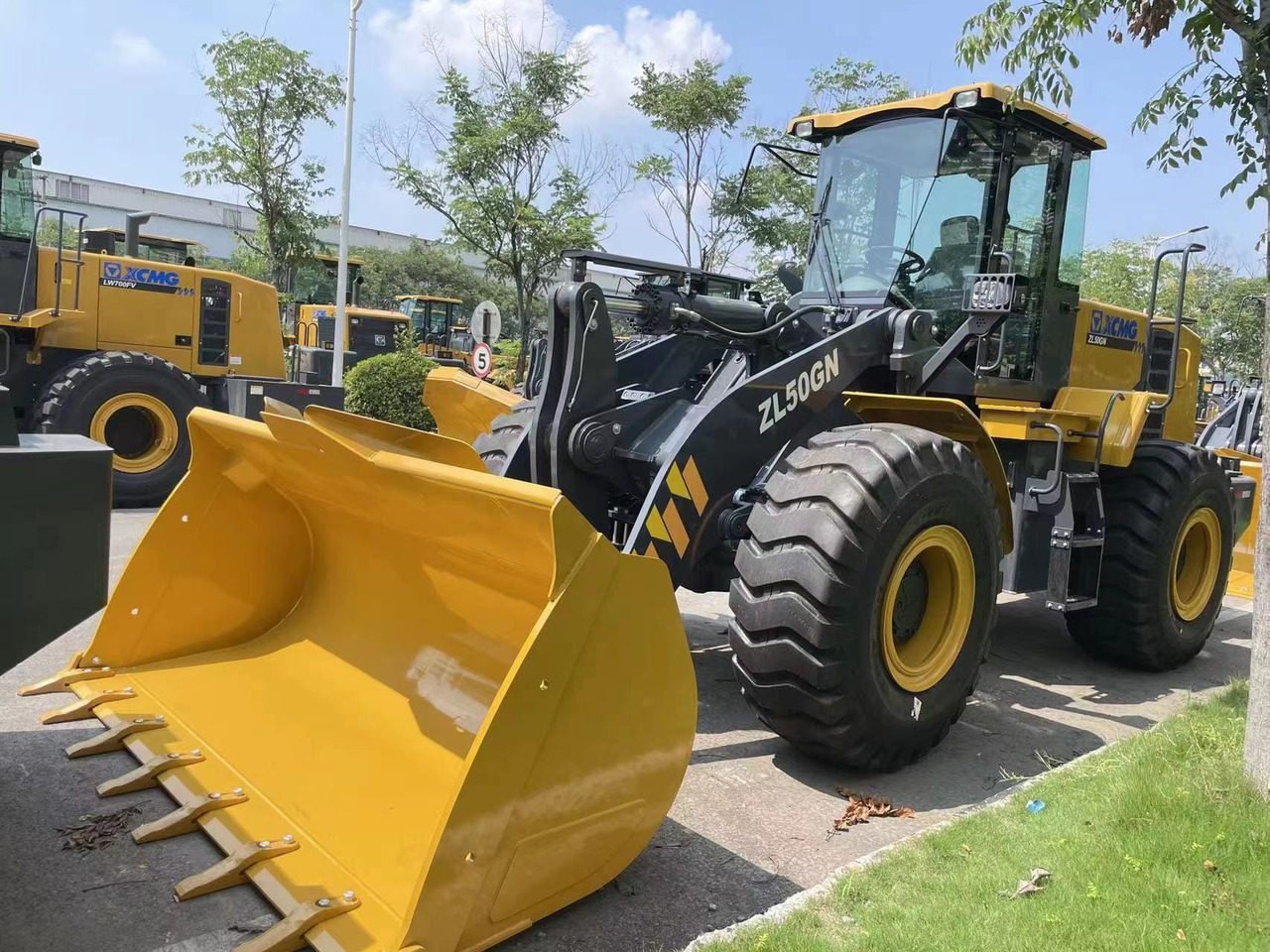 XCMG ZL50GN - Gumikerekes homlokrakodó: 2 kép. XCMG ZL50GN - Gumikerekes homlokrakodó: 2 kép.