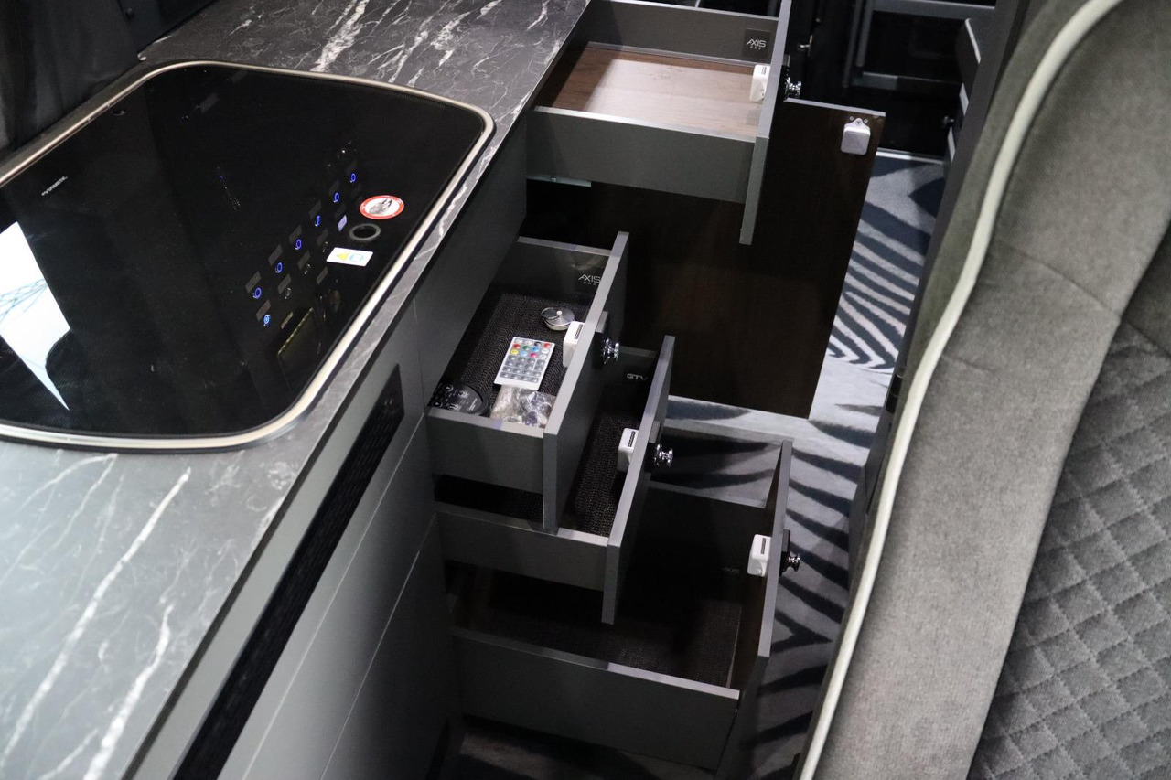 Mercedes-Benz Sprinter - Kempingautó: 3 kép. Mercedes-Benz Sprinter - Kempingautó: 3 kép.