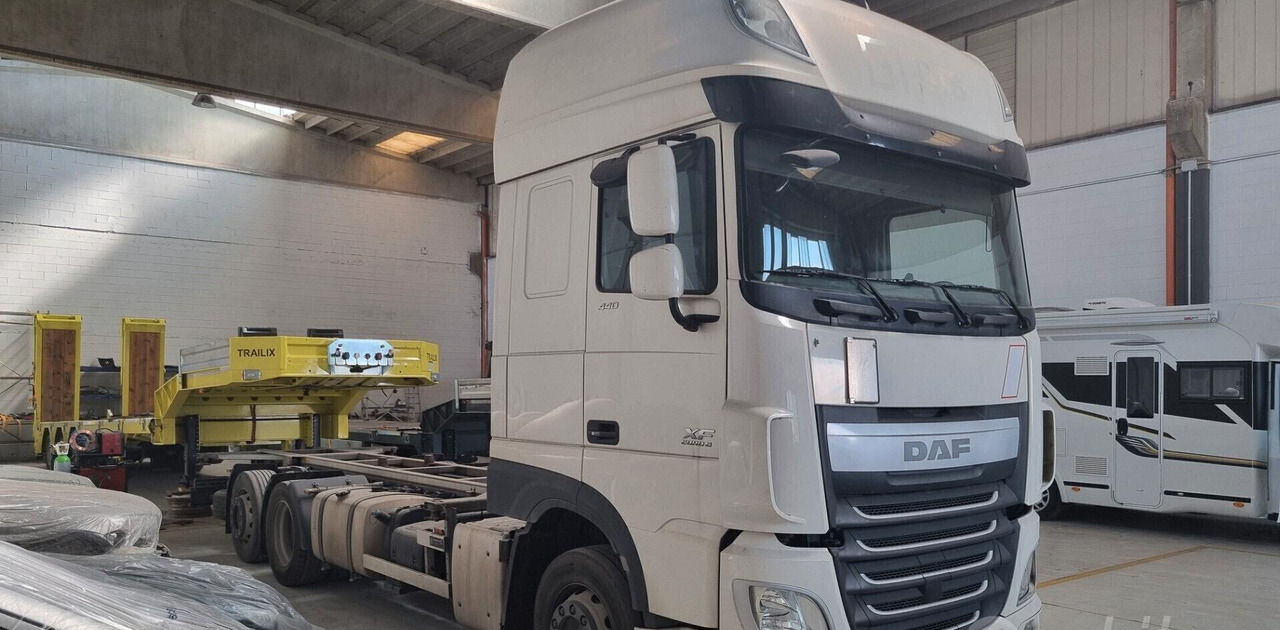 DAF XF 440 Euro 6 - Full Pneumatico - 2015 - Cserefelépítményes teherautó: 4 kép. DAF XF 440 Euro 6 - Full Pneumatico - 2015 - Cserefelépítményes teherautó: 4 kép.