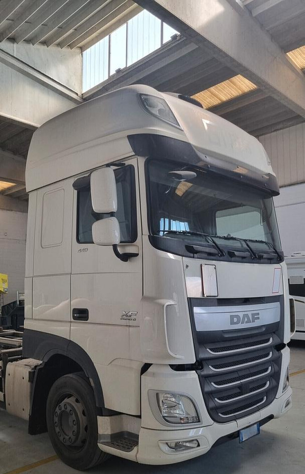 DAF XF 440 Euro 6 - Full Pneumatico - 2015 - Cserefelépítményes teherautó: 2 kép. DAF XF 440 Euro 6 - Full Pneumatico - 2015 - Cserefelépítményes teherautó: 2 kép.
