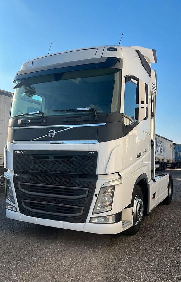 Volvo FH 460 Euro 6 Globetrotter 2018 - Nyergesvontató: 2 kép. Volvo FH 460 Euro 6 Globetrotter 2018 - Nyergesvontató: 2 kép.