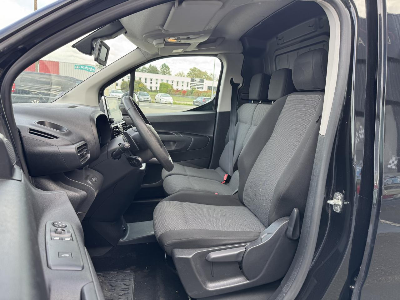 CITROEN Berlingo 1.5 BlueHDi S&S - 130 - BV EAT8 III FOURGON Fourgon M Driver 650 kg PHASE 1 - Furgon: 4 kép. CITROEN Berlingo 1.5 BlueHDi S&S - 130 - BV EAT8 III FOURGON Fourgon M Driver 650 kg PHASE 1 - Furgon: 4 kép.