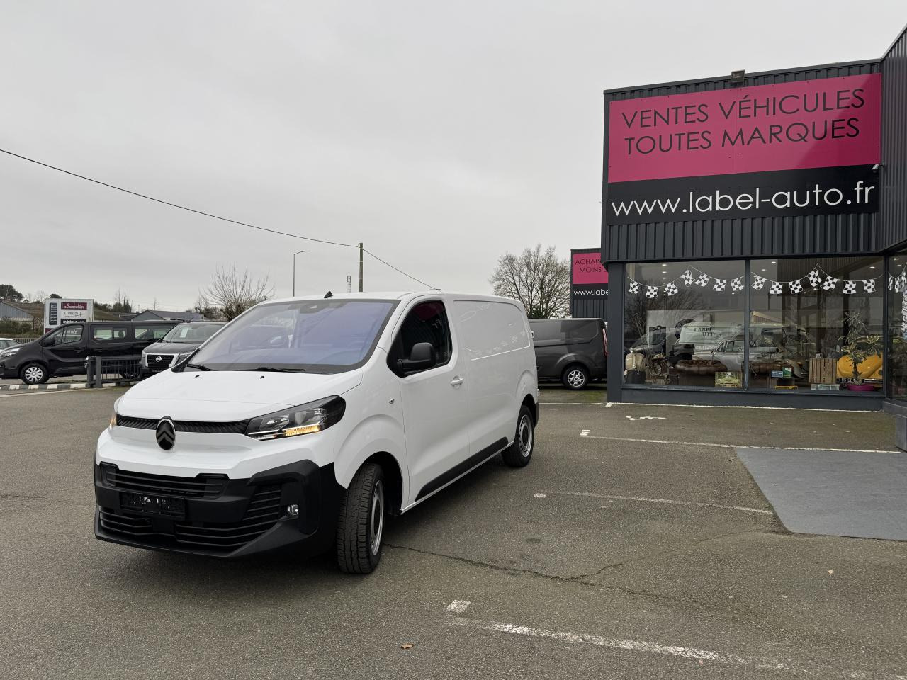 CITROEN Jumpy M 2.0 BlueHDi - 145 S&S - BV EAT8 III FOURGON . PHASE 2 - Furgon: 1 kép. CITROEN Jumpy M 2.0 BlueHDi - 145 S&S - BV EAT8 III FOURGON . PHASE 2 - Furgon: 1 kép.