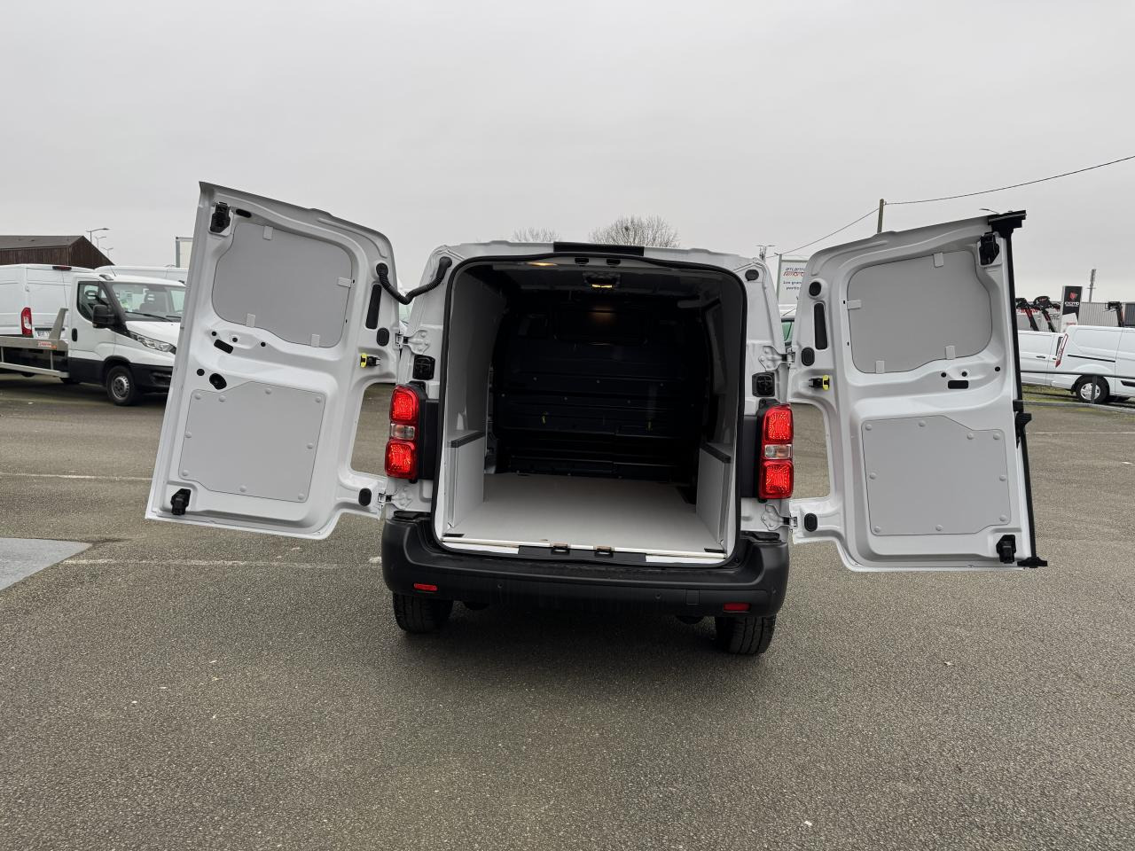 CITROEN Jumpy M 2.0 BlueHDi - 145 S&S - BV EAT8 III FOURGON . PHASE 2 - Furgon: 3 kép. CITROEN Jumpy M 2.0 BlueHDi - 145 S&S - BV EAT8 III FOURGON . PHASE 2 - Furgon: 3 kép.