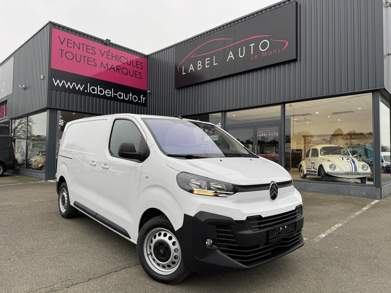 CITROEN Jumpy M 2.0 BlueHDi - 145 S&S - BV EAT8 III FOURGON . PHASE 2 - Furgon: 5 kép. CITROEN Jumpy M 2.0 BlueHDi - 145 S&S - BV EAT8 III FOURGON . PHASE 2 - Furgon: 5 kép.