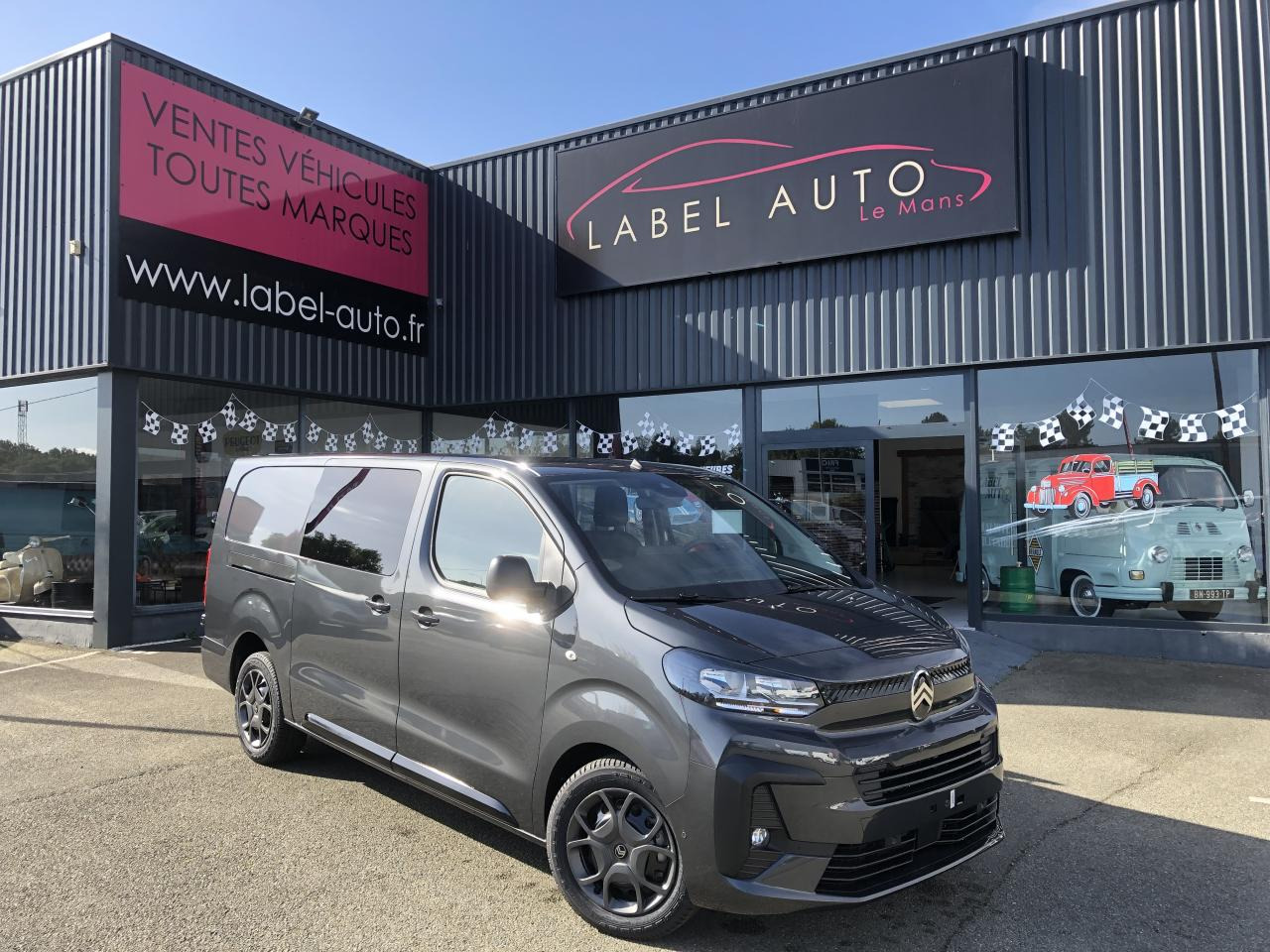 CITROEN Jumpy XL 2.0 BlueHDi - 180 S&S - BV EAT8 III CABINE APPROFONDIE Cabine approfondie Fixe PHASE 2 - Furgon: 1 kép. CITROEN Jumpy XL 2.0 BlueHDi - 180 S&S - BV EAT8 III CABINE APPROFONDIE Cabine approfondie Fixe PHASE 2 - Furgon: 1 kép.