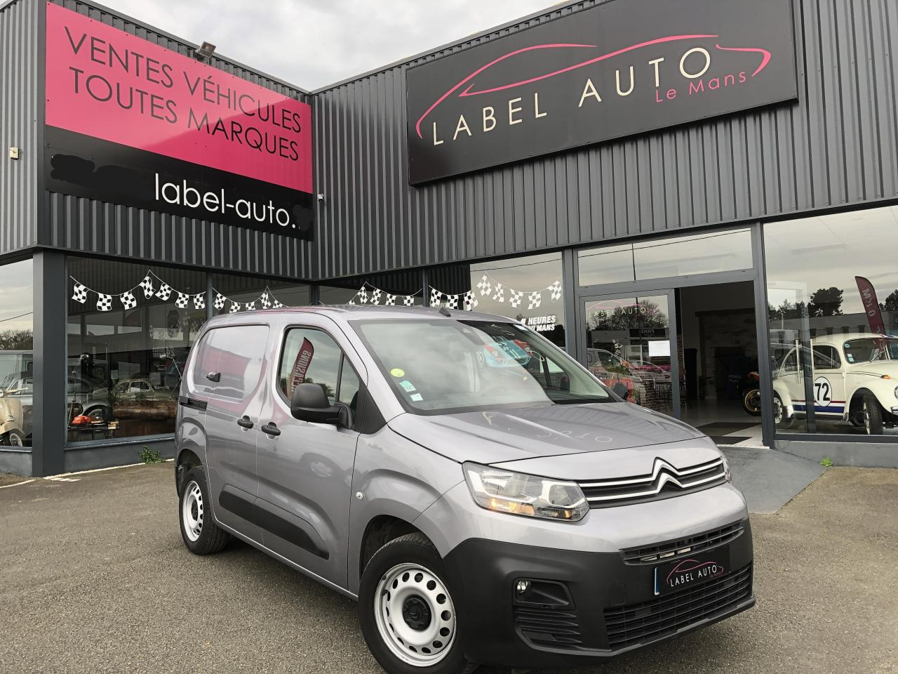 CITROEN berlingo M 1000KG BLUEHDI 130 S&S CLUB EAT8 - Furgon: 2 kép. CITROEN berlingo M 1000KG BLUEHDI 130 S&S CLUB EAT8 - Furgon: 2 kép.